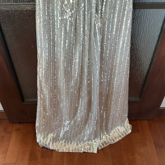 MAC DUGGAL
Metallic Sequined Plunge Neck Gown silver/gold size 6 NWT - Picture 13 of 15